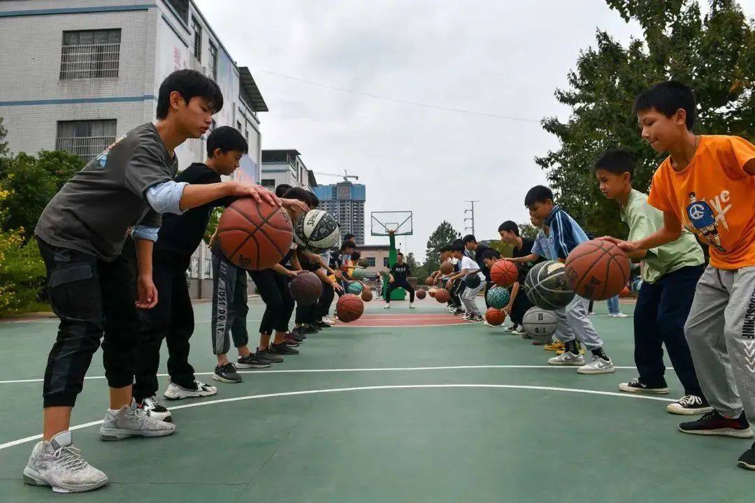儿童篮球训练基础运球（中考体育攻略丨篮球运球的训练方法与技巧）