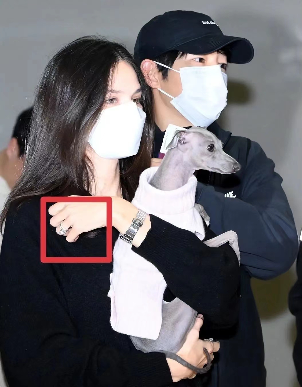 而且宋仲基的现任女朋友也如愿达到了宋仲基的要求,结婚之后很快便