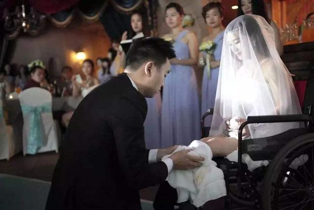 她在地震中失去双腿，6年后嫁华裔高学历老公，儿女双全成功逆袭