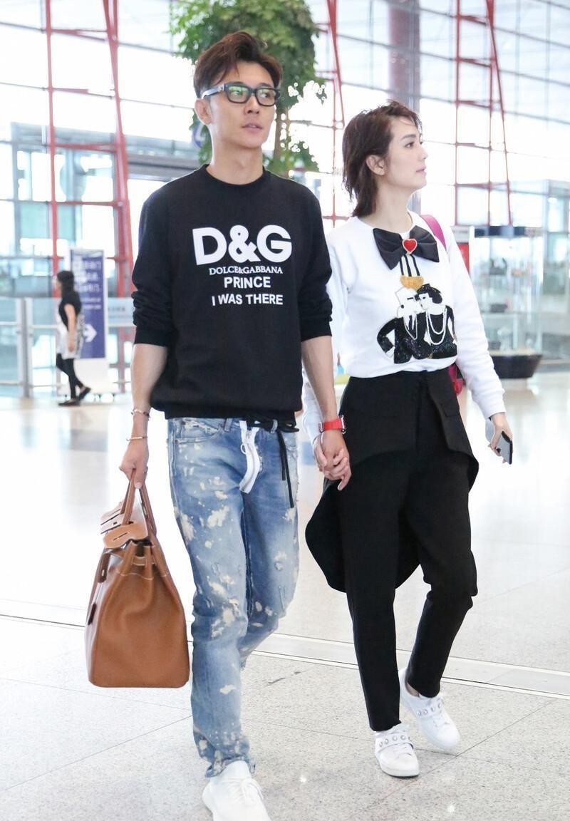 洪欣携小老公走机场,虽然大张丹峰10岁,但穿情侣装看不出年龄差