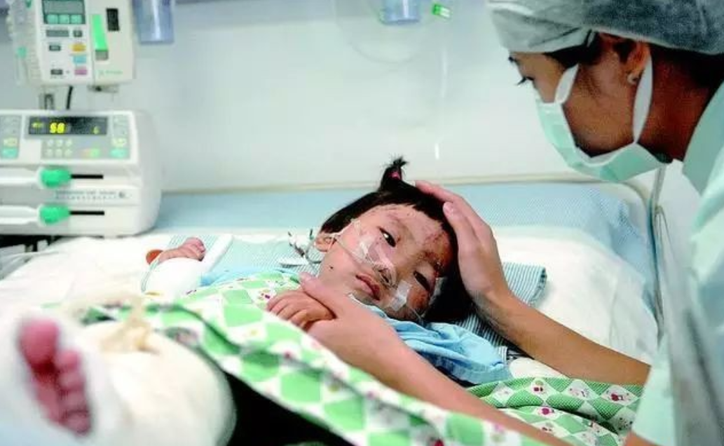 回看10年前温州动车事故，失去父母的小女孩幸存，叔叔当亲女儿养