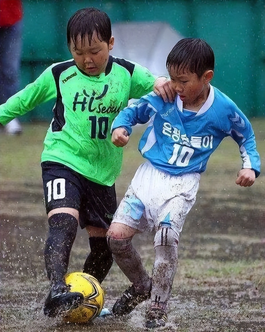 为什么足球比赛下雨还踢(深圳王之者足球：下雨天，小朋友要不要继续踢足球？)