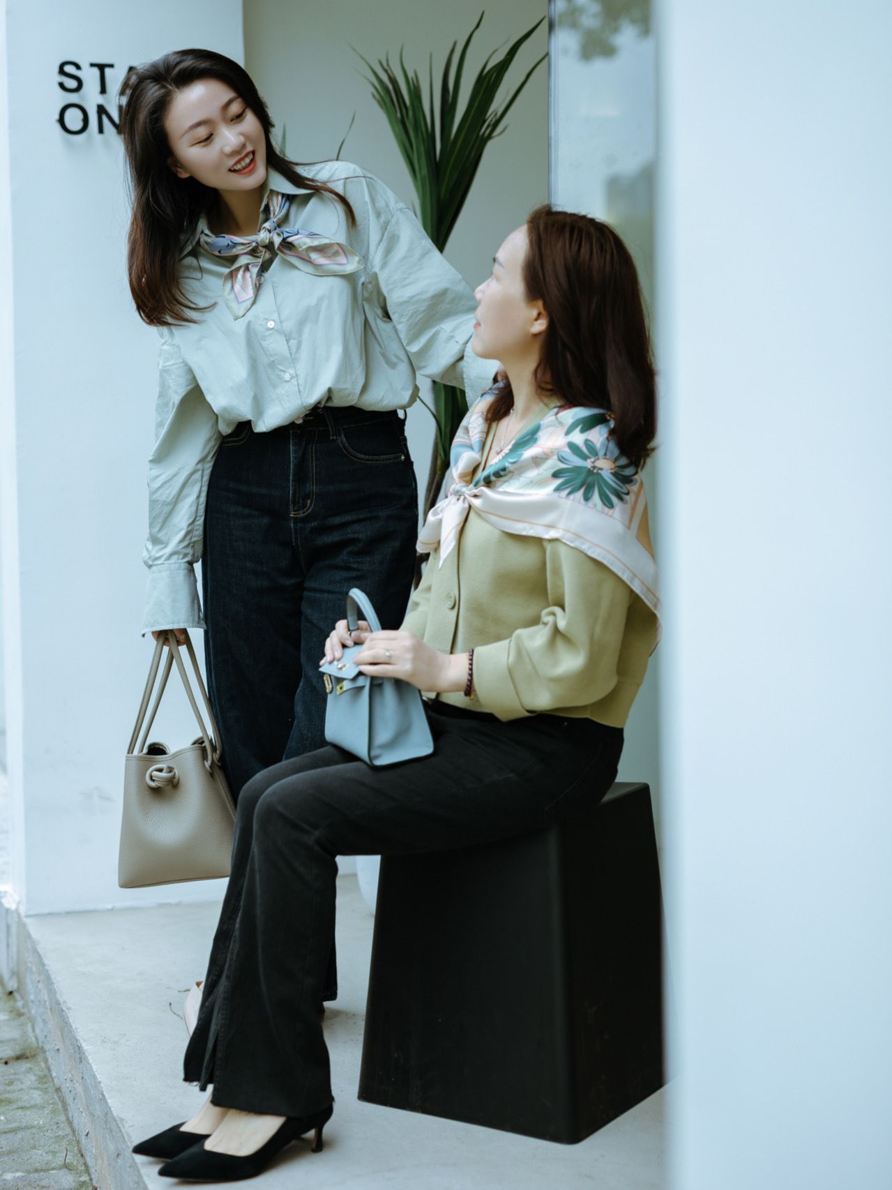 五六十岁的女人，少穿这2个颜色，另外4个“亮丽色”，时髦显活力