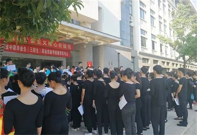 职校生实习现状：宁在格子间免费干活，也不愿在一线“打磨”