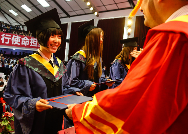 女孩晒出“研究生证书”，评论区却恶意满满，部分网友极尽嘲讽