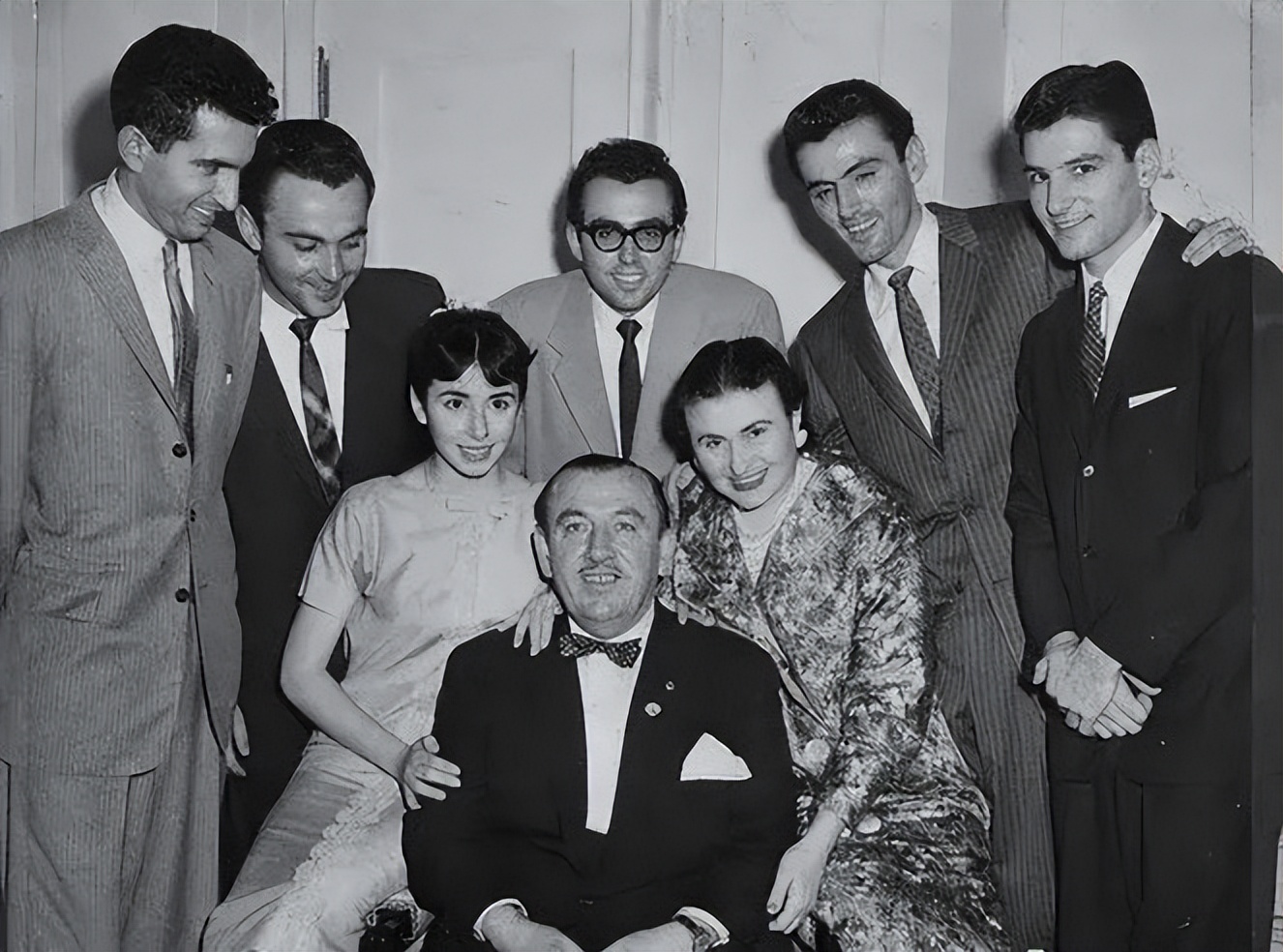 佩洛西年轻照片(1961年，21岁的佩洛西和肯尼迪总统合影一脸羞涩，她的家族不简单)