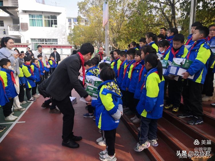 德兴生活网(社会有爱，爱满校园——江西省德兴市优生活羊奶世家携手政协委员走进银城二小城南分校爱心助学)