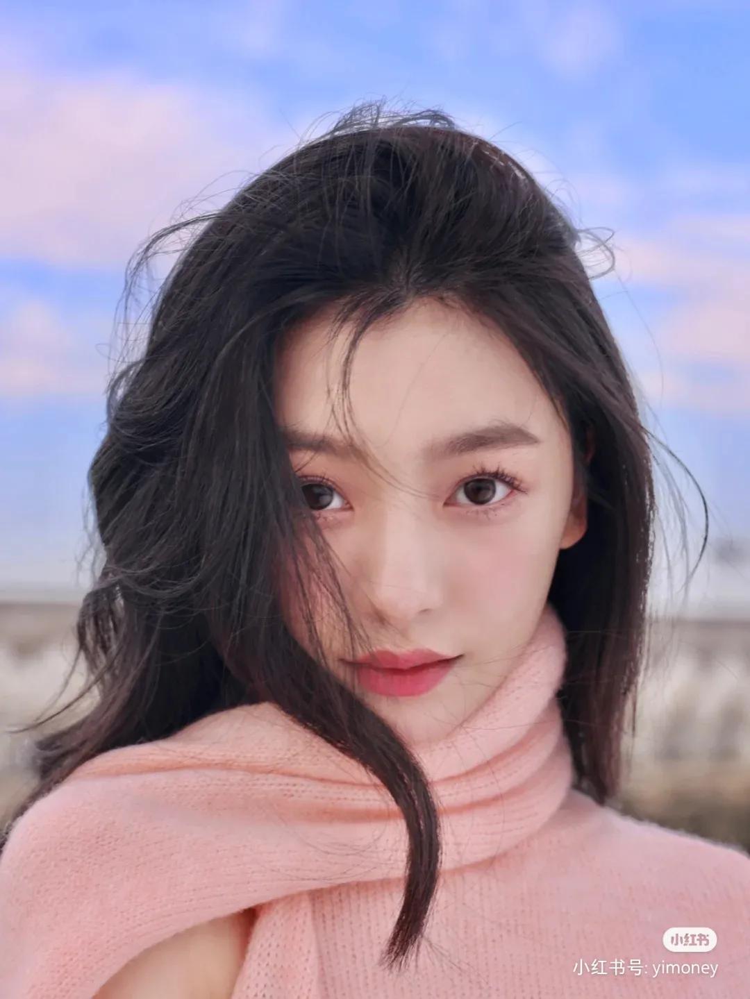 大家快看过来 易梦玲这样的宝藏女孩哪里找 有颜有身材衣品还好