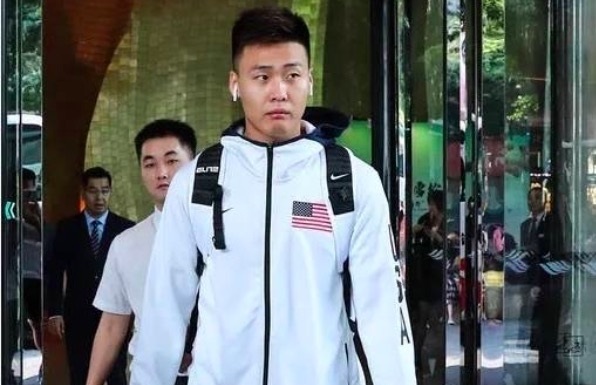 cba哪个球员穿美国的衣服（26分钟狂砍27分！赵睿回归国家队证明自己，穿美国队服被禁赛2年）