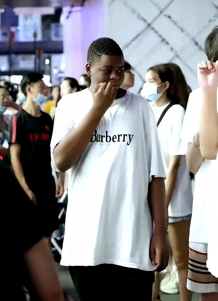 在一次直播中,肯尼迪谈到了自己想要拍摄战狼3的愿望,然而吴京却始终