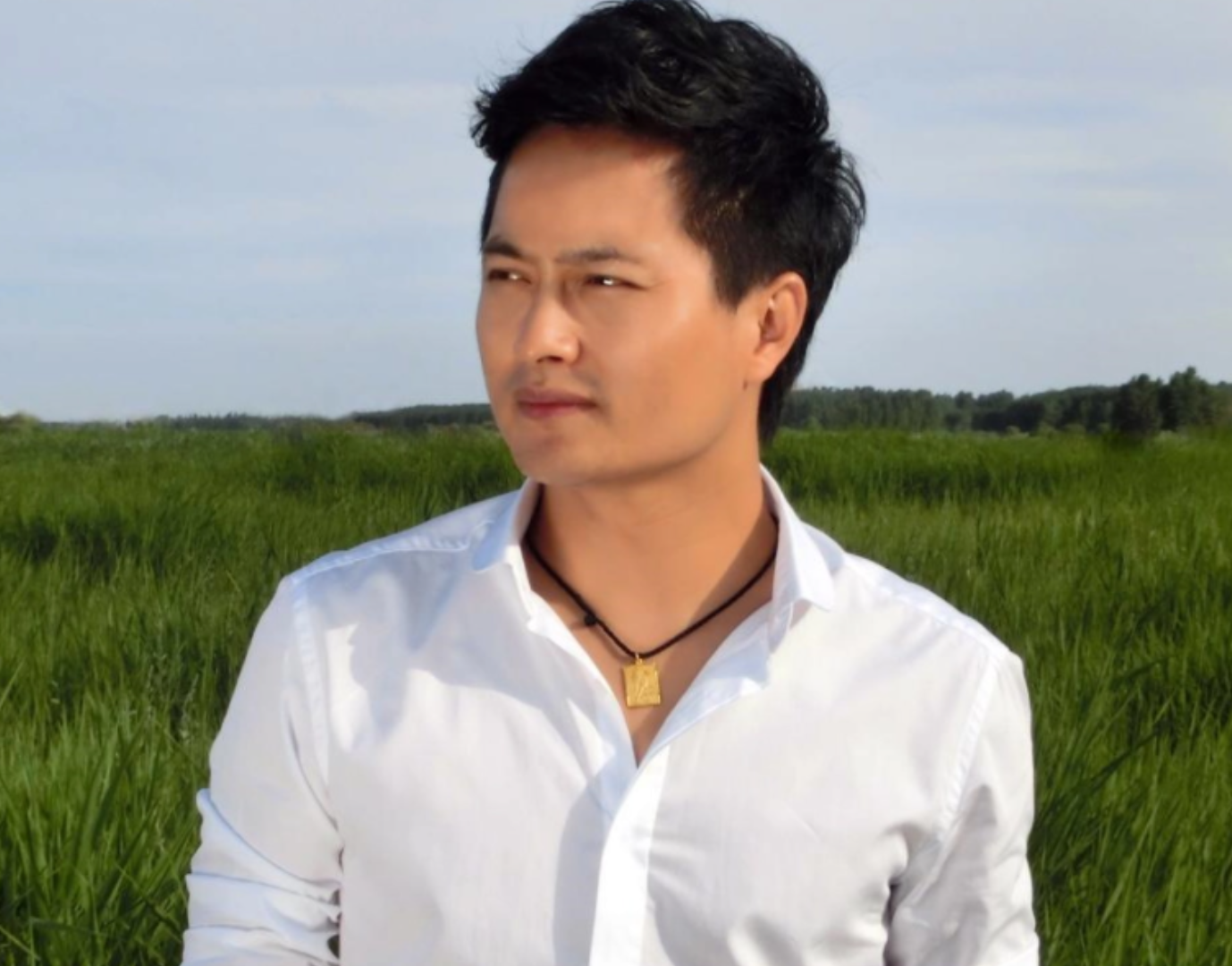 歌手云飞:放弃家庭去支教,成名后与妻子离婚,今娶古典女神