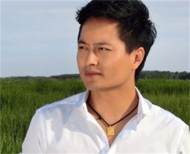 歌手云飞：落魄回乡却偶遇伯乐，成名后遭妻子离婚，今娶古典女神