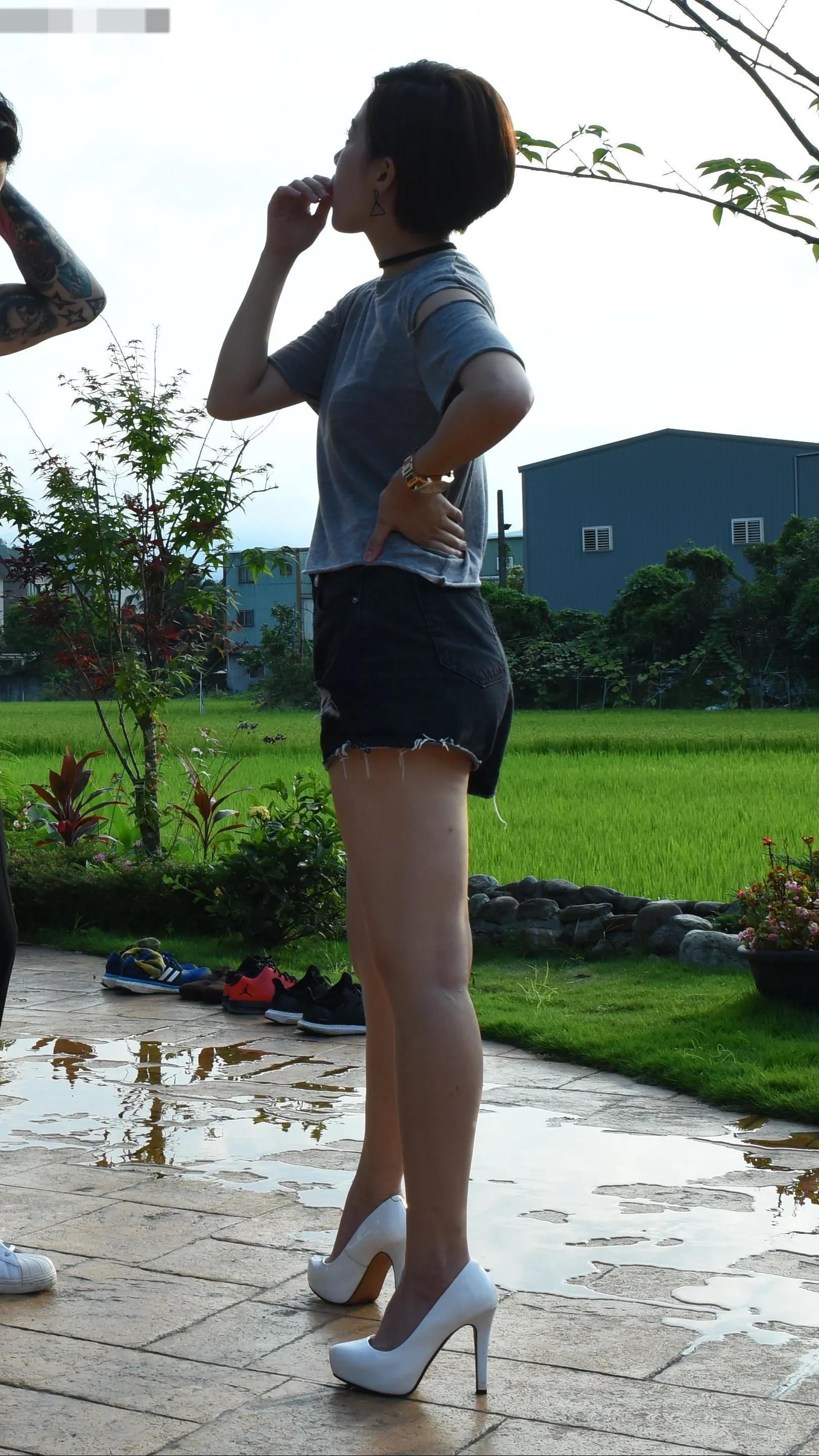 阚清子牛仔短裤出行，这腿拍的很真实