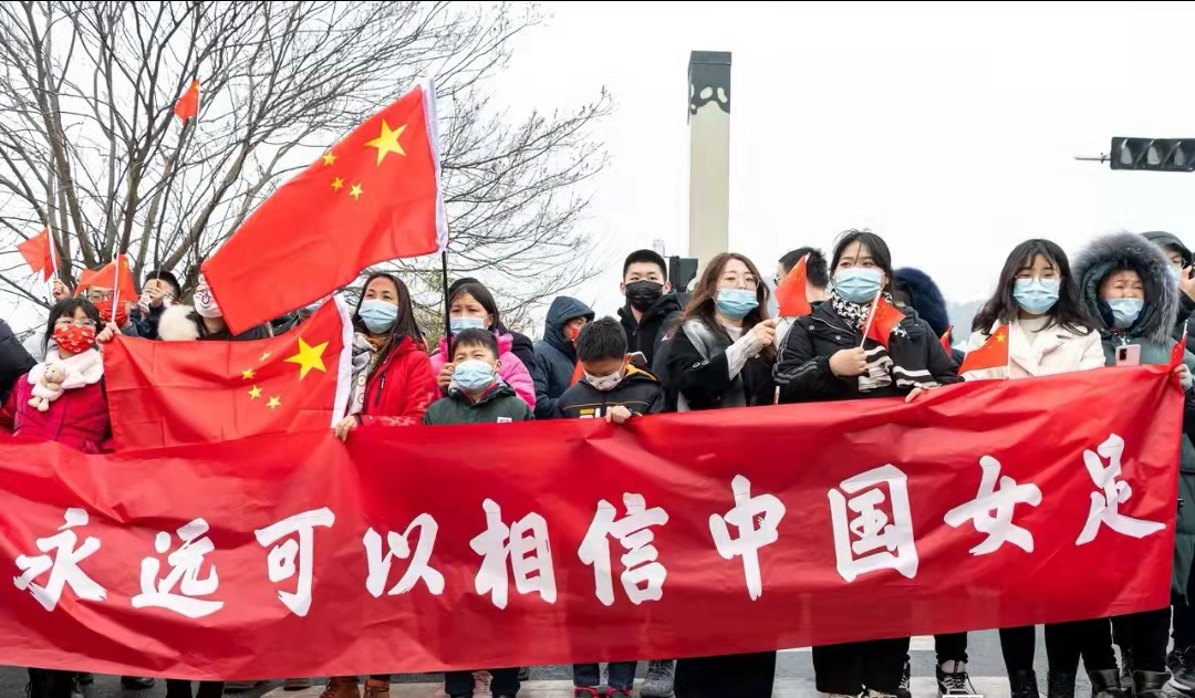 女足世界杯结束后(中国女足再次做出表率，回国第一天恢复集训，中国男足却放假多天)