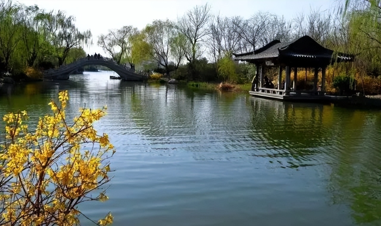 幾處早鶯爭暖樹,誰家新燕啄春泥.亂花漸欲迷人眼,淺草才能沒馬蹄.