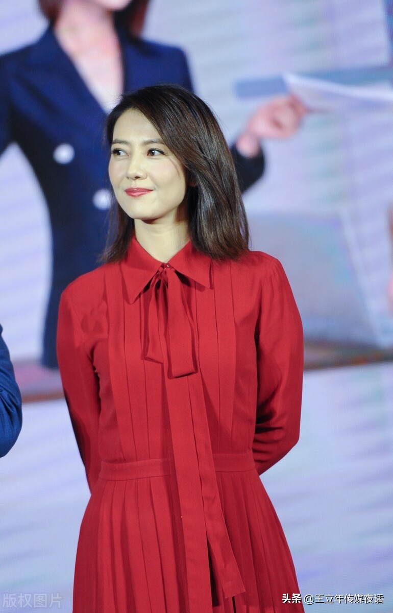 高圆圆广州机场：齐肩长发，气质好，状态佳