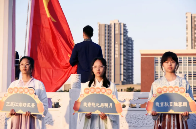 广东一学校设立汉服日，校内仙气飘飘，一男生穿龙袍打饭引人注目