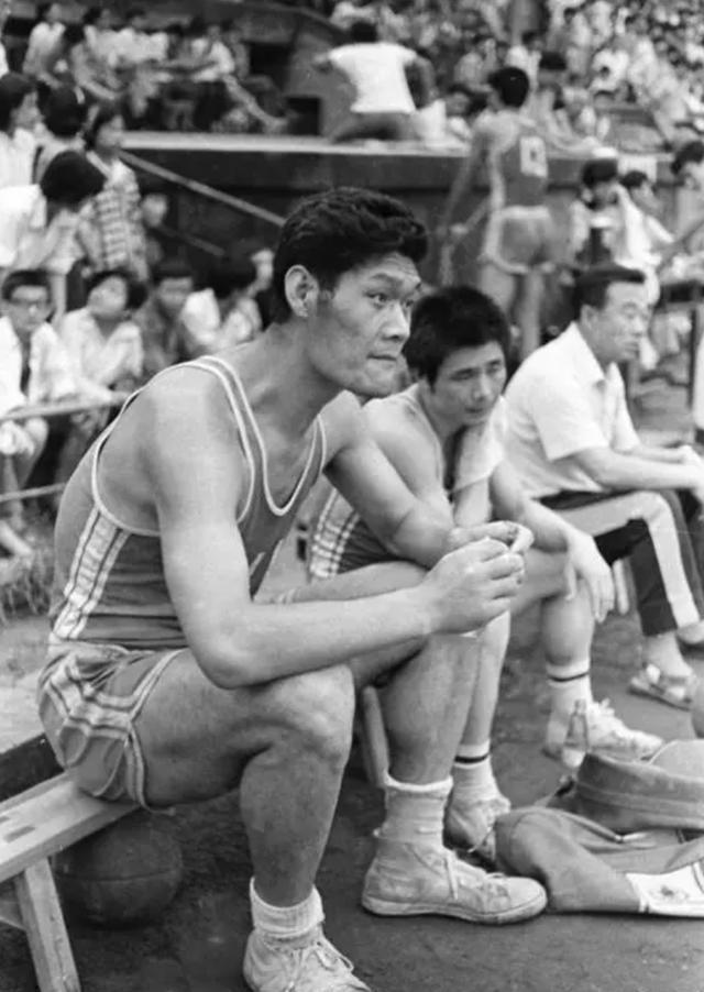 穆铁柱追悼会:身盖八一军旗,妻儿痛哭,姚明,郑海霞泪洒现场