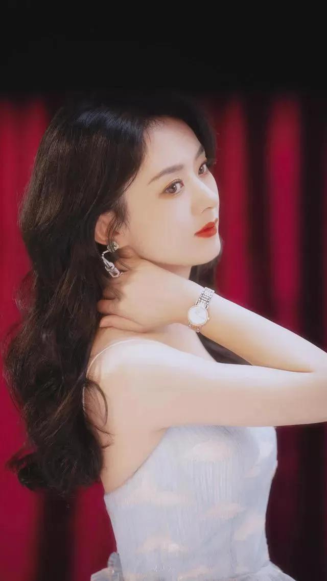 女星赵丽颖—巧笑嫣然，淡妆点缀，瓷肌红唇，漂亮的不像话