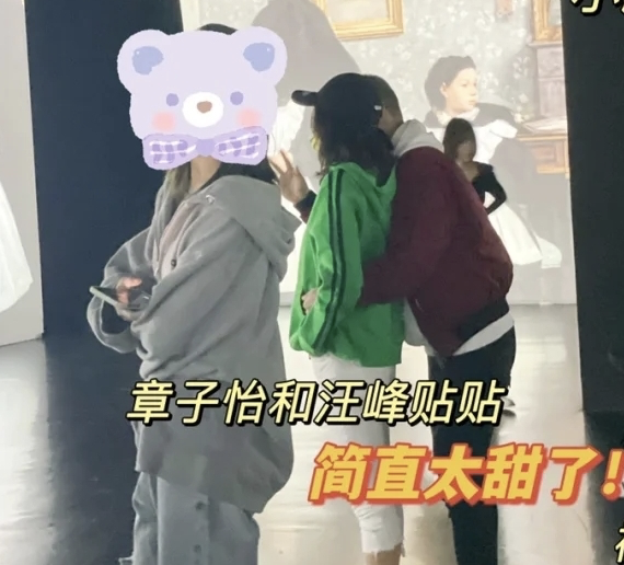 汪峰携家人看展被偶遇，从背后抱章子怡贴身热聊，儿子被赞超可爱