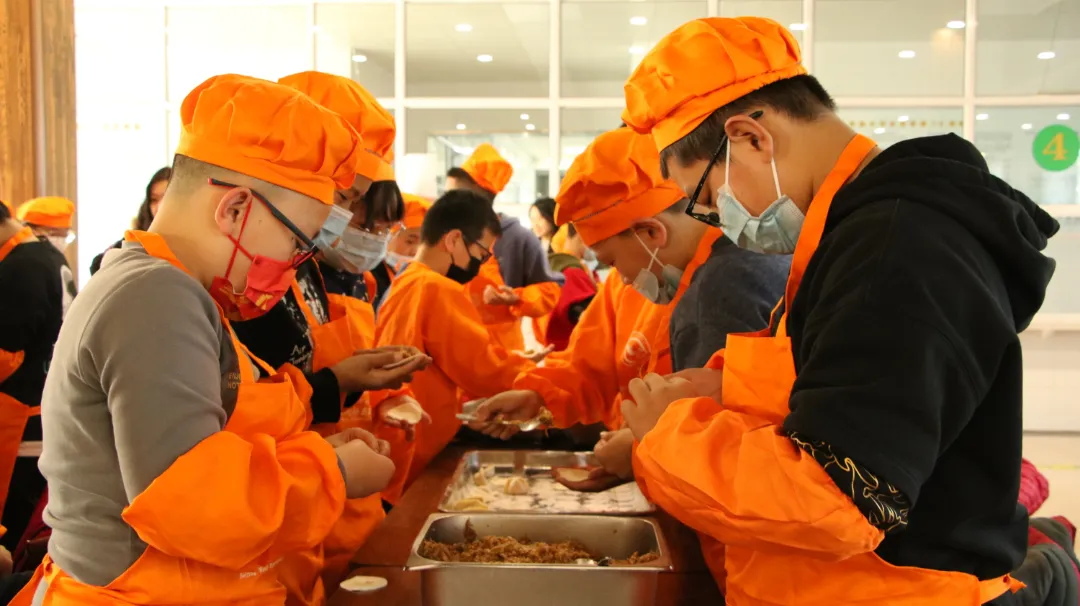 10000+饺子滚滚而来——闻励师生包饺子，话饺子，团团围坐吃饺子