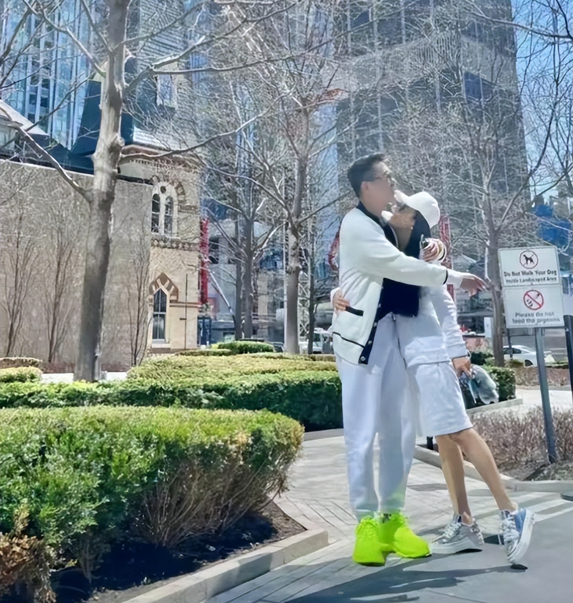 54岁演员邵峰定居加拿大,豪宅内打球吃烤羊,桌上茅台洋酒成排