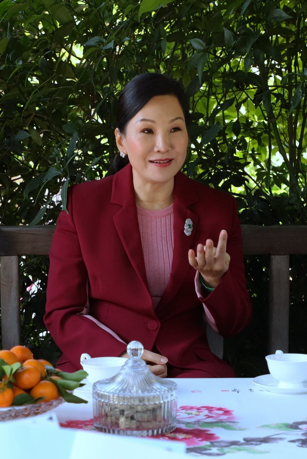 儿子结婚时，她花11亿买两套房当礼物，如今再花12亿买两套送女儿