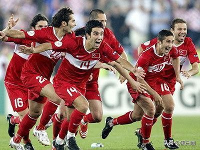 02年世界杯韩国获胜的原因(02年世界杯土耳其是最大黑马，但有一个因素降低了他们的黑马成色)