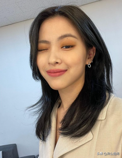 性格比较强烈,刚毅,但女神赵丽颖在《有翡》剧中被扒出的三眼皮照片