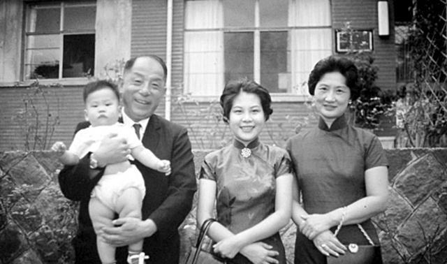 1994年张学良唯一活着的儿子回国，64岁不会汉语，参观东北大学