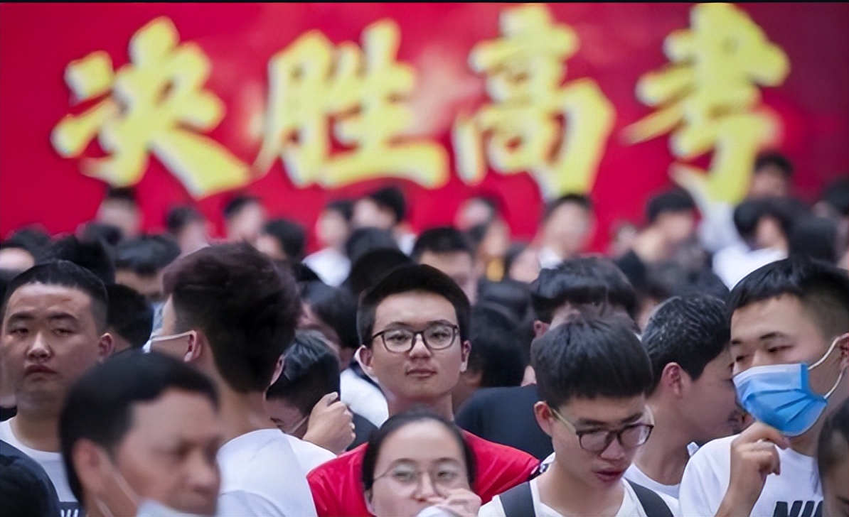 高考前夕2名男生见义勇为，错过高考引争议，考生值不值得这么做