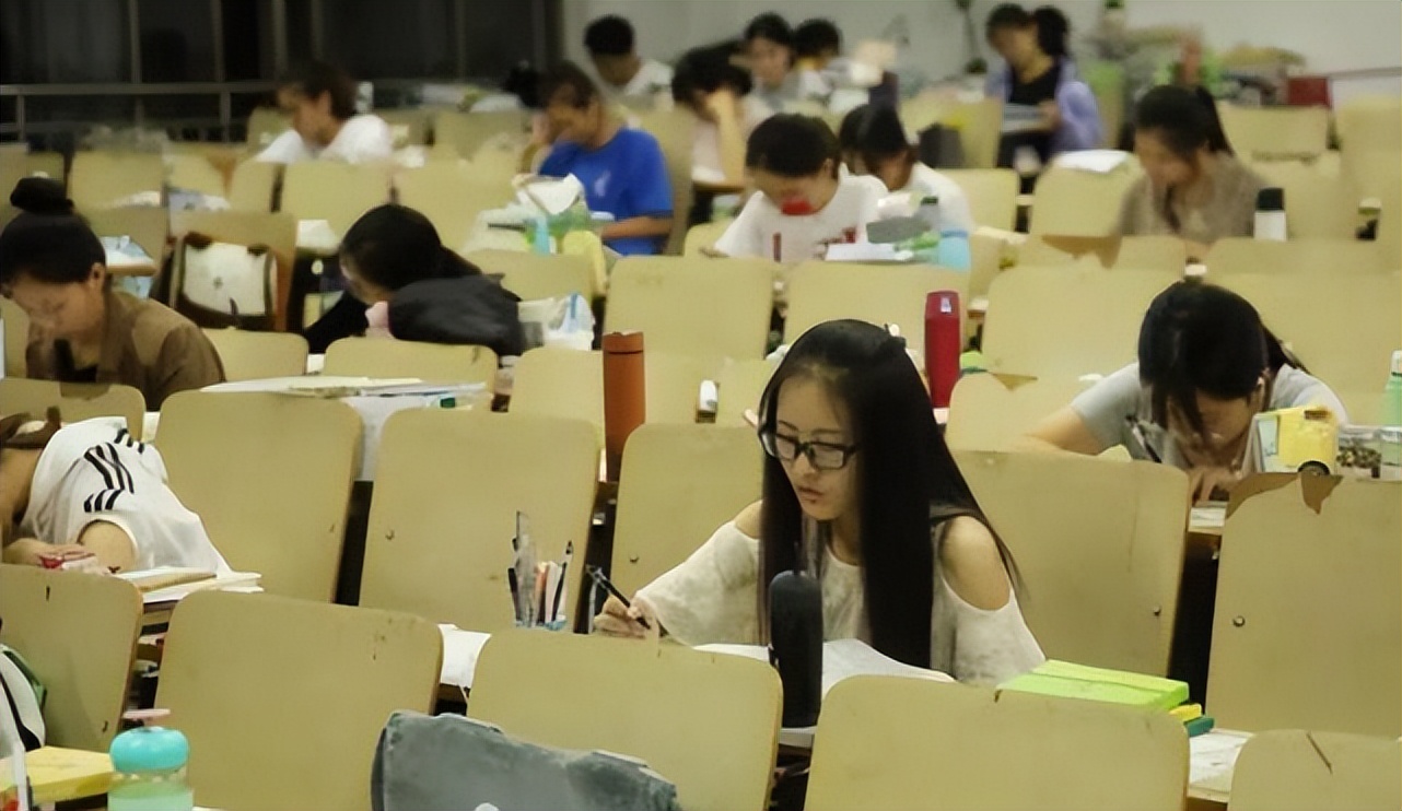 上海某高校副教授年薪被曝光，引起网友热议，怪不得都去当教授