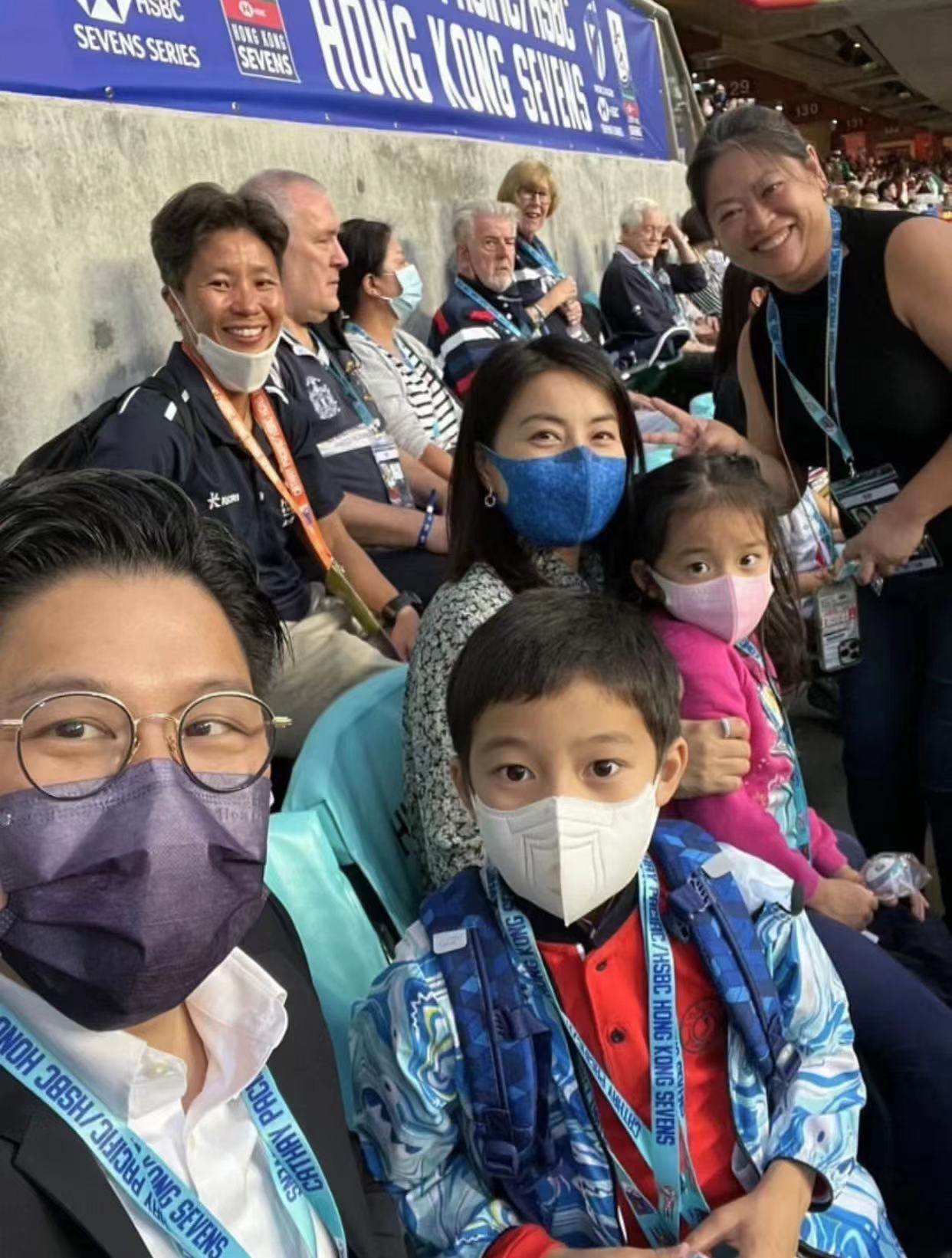 霍启刚郭晶晶几个孩子(郭晶晶一家四口看球赛!