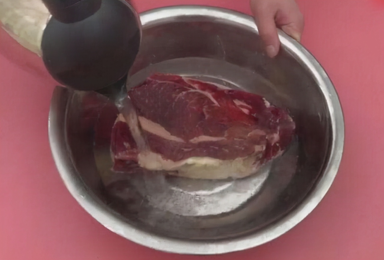 室温下解冻肉，到底要不要用水泡？剖析这3大解冻方式都不安全