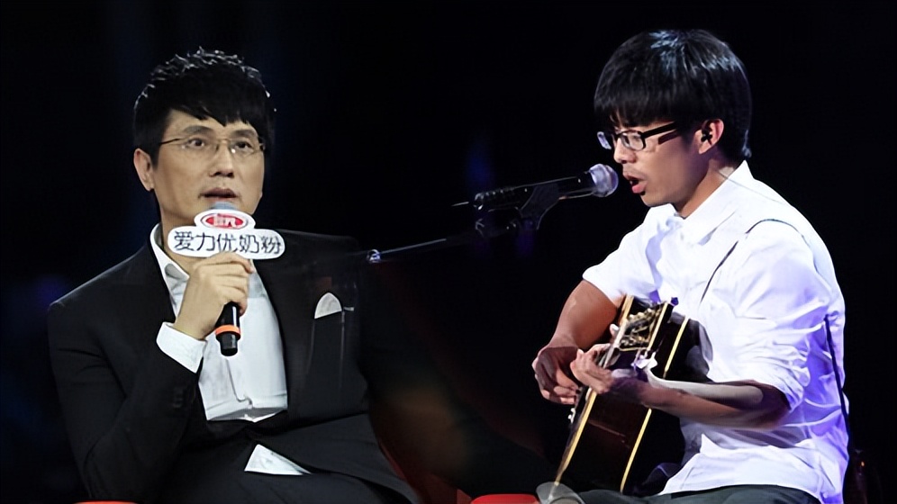 54岁的包小柏：娶圈外人妻子，女儿患癌离世，与哥哥抱头痛哭