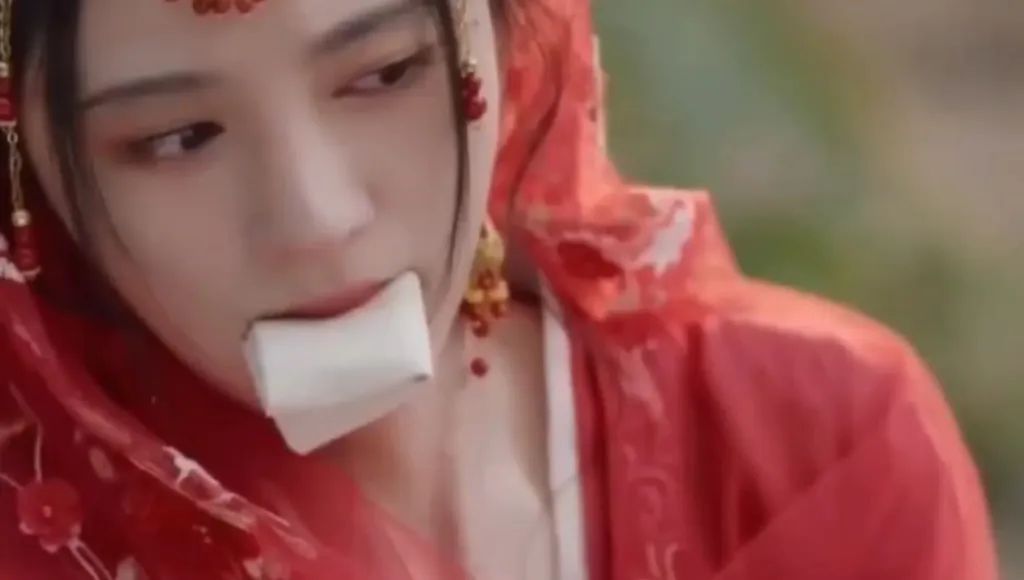 打戏无力、假吃、用十个替身，比起老戏骨，这些流量演员太拉跨了