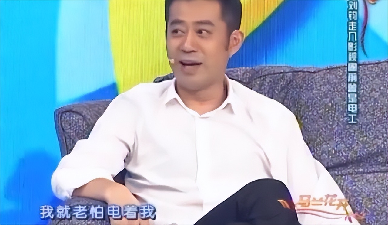 “红狼”刘钧：娶小14岁服装设计师，46岁才走红，生活平凡低调