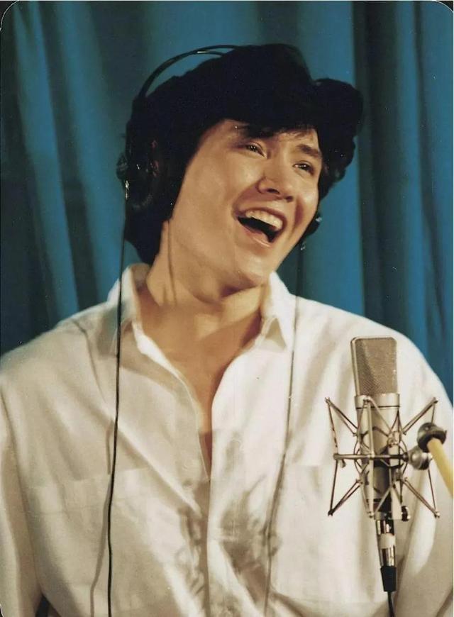 "大众男神"费翔因母亲与叶倩文分手,如今63岁仍孤身一人