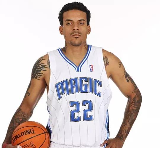 为什么姚明能在nba混（姚明为何能在一众欧美球员中脱颖而出成为状元 同届中都有谁）