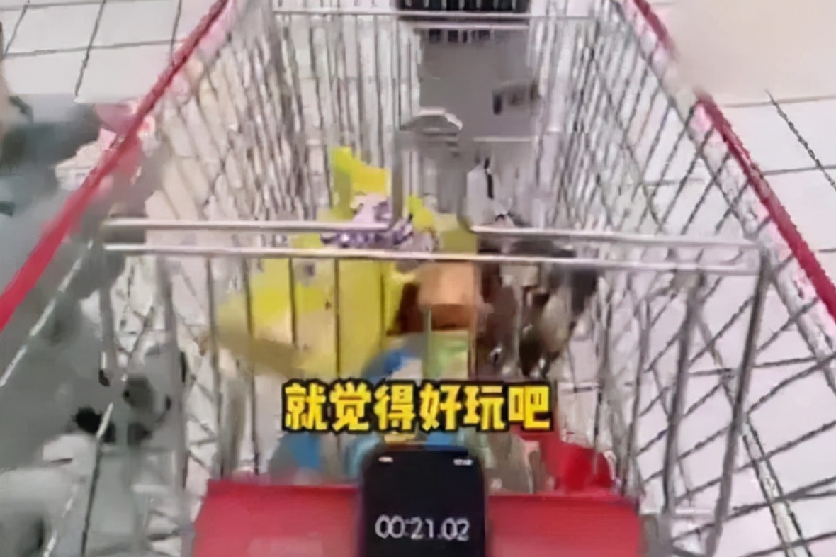 期末考试得满分，爸爸奖励女儿1分钟无限制购物，付款时呆住了