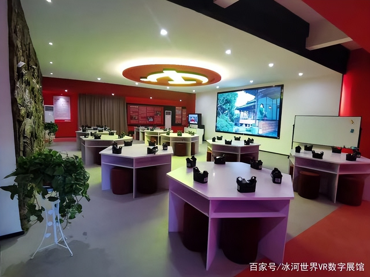 江西水利职业学院引进VR党建一体机