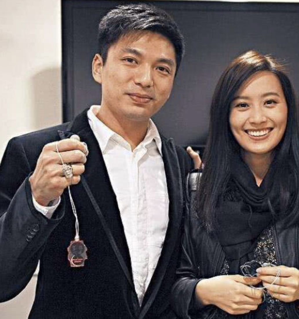 陈法拉罕见晒全家福，小米妮穿花袄拱手拜年，伸手要红包萌态十足