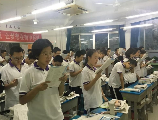 大学艺术老师侵犯20岁人体模特，女生做法引争议，处理结果真解气