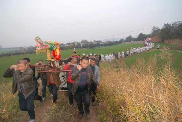 三起三落是什么生肖(蟠龙山塬三朝元老宰相党崇雅古宅街院火红的柿子树)