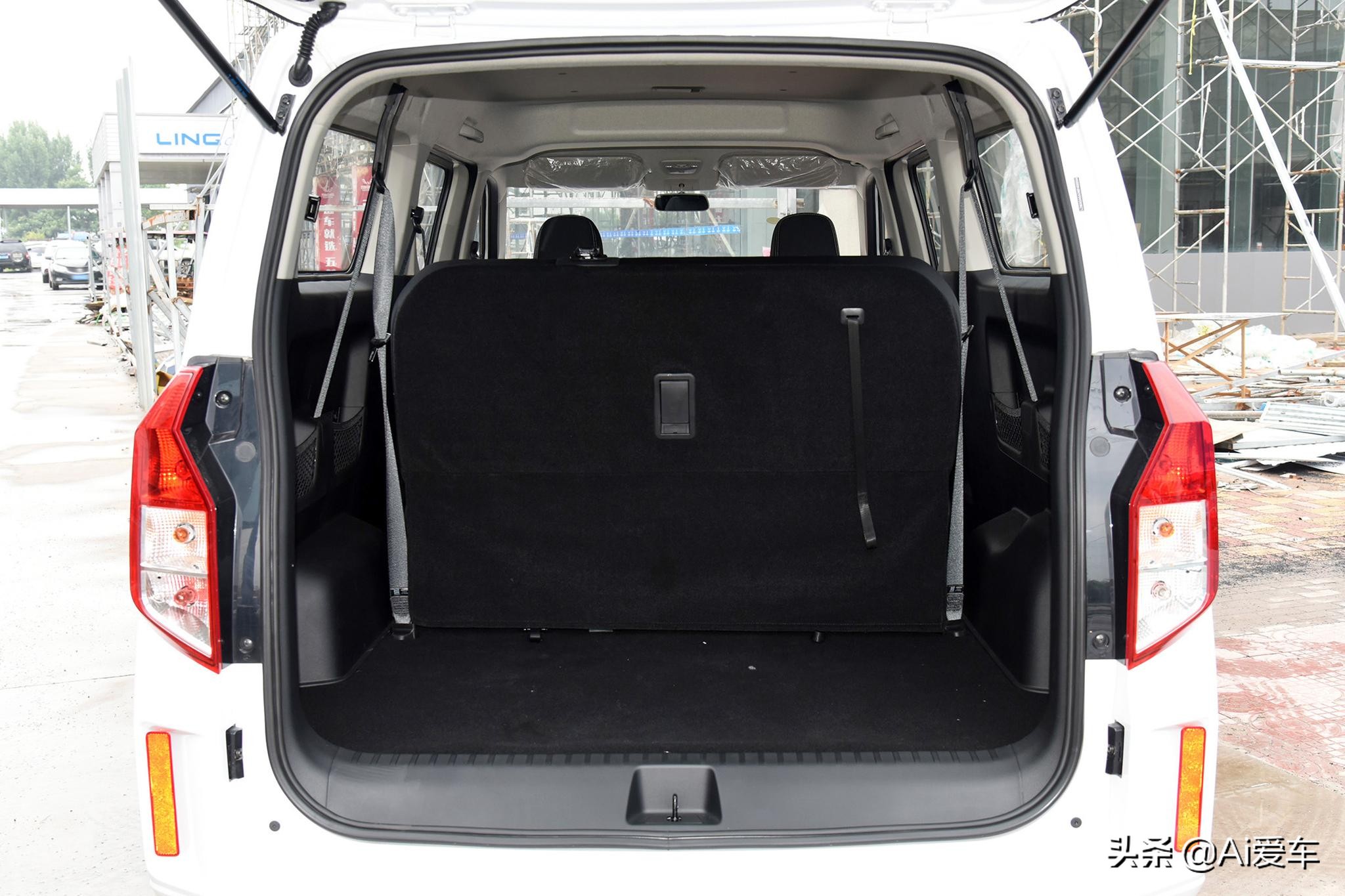 便宜但不掉档次，7/8/9座都有家用大MPV，增压7.6L油耗，五菱征程