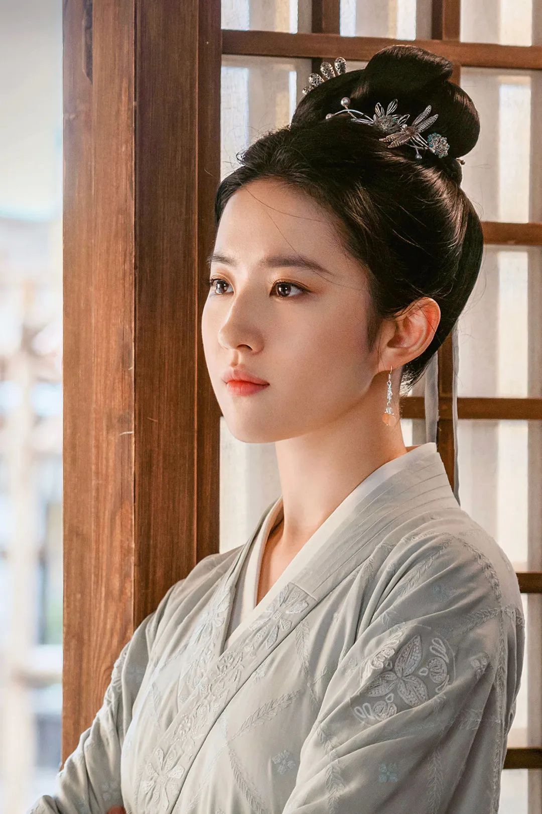 刘亦菲《玫瑰故事》黄衣路透明艳,14-34岁颜值变化,不愧是天仙