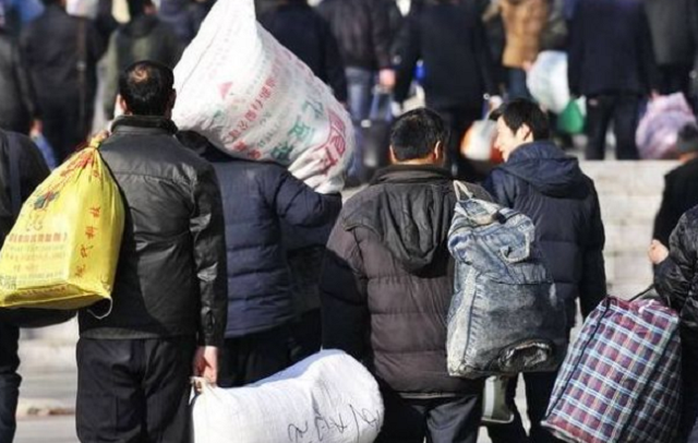 重庆小伙被迫乞讨，好心姐姐出手相救，20年后，小伙出100万报恩
