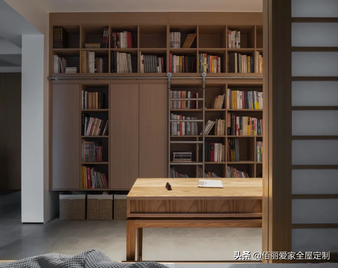 把书房装在客厅，原来这么有情调