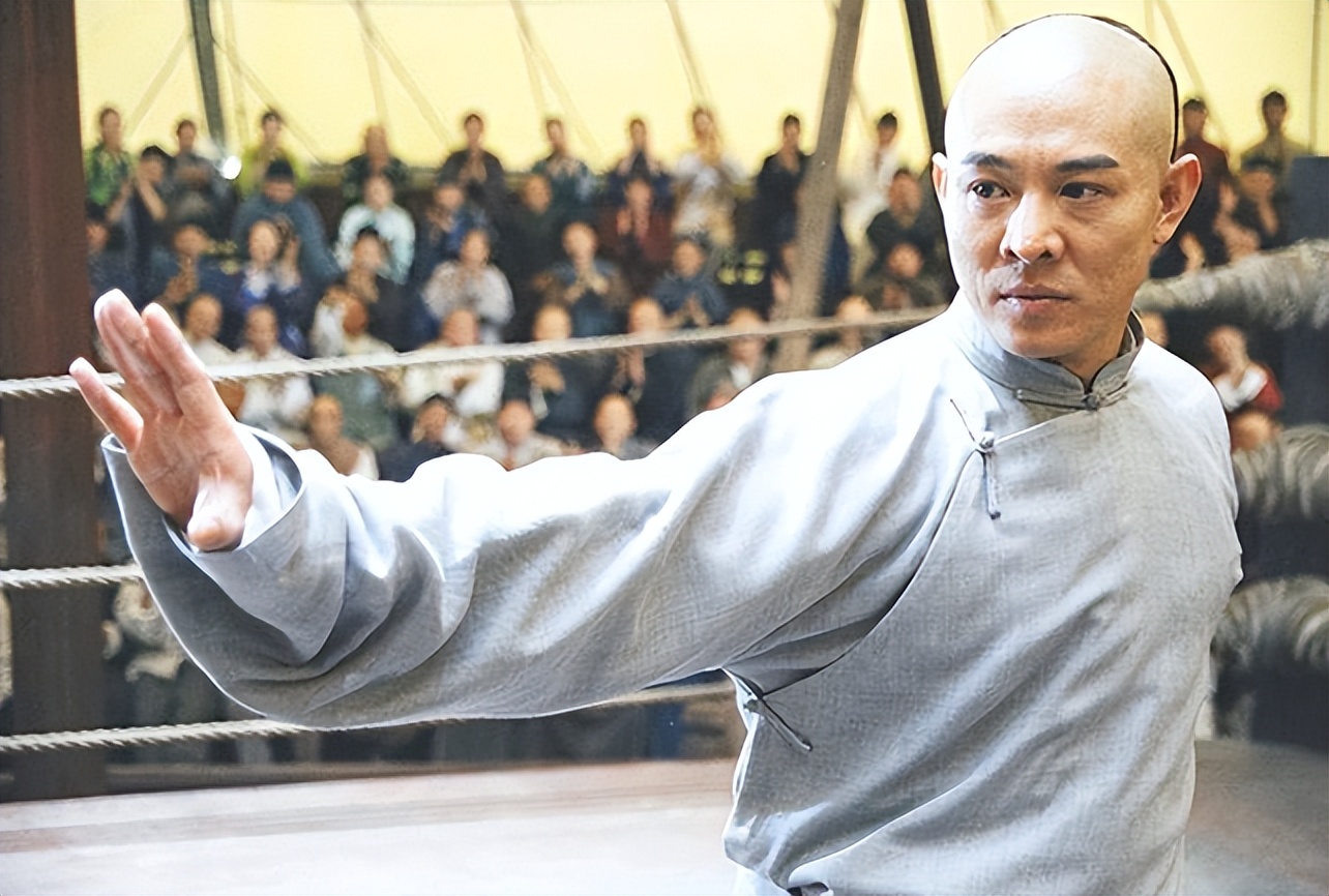 霍元甲踢馆慈禧保镖，踢了两脚后转身就走，对手站在原地纹丝不动