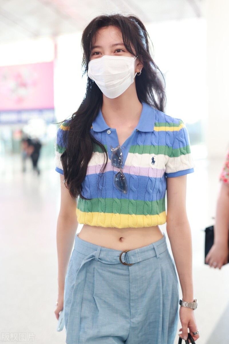 街拍：宋妍霏Ralph lauren条纹polo蓝色阔腿裤时尚休闲